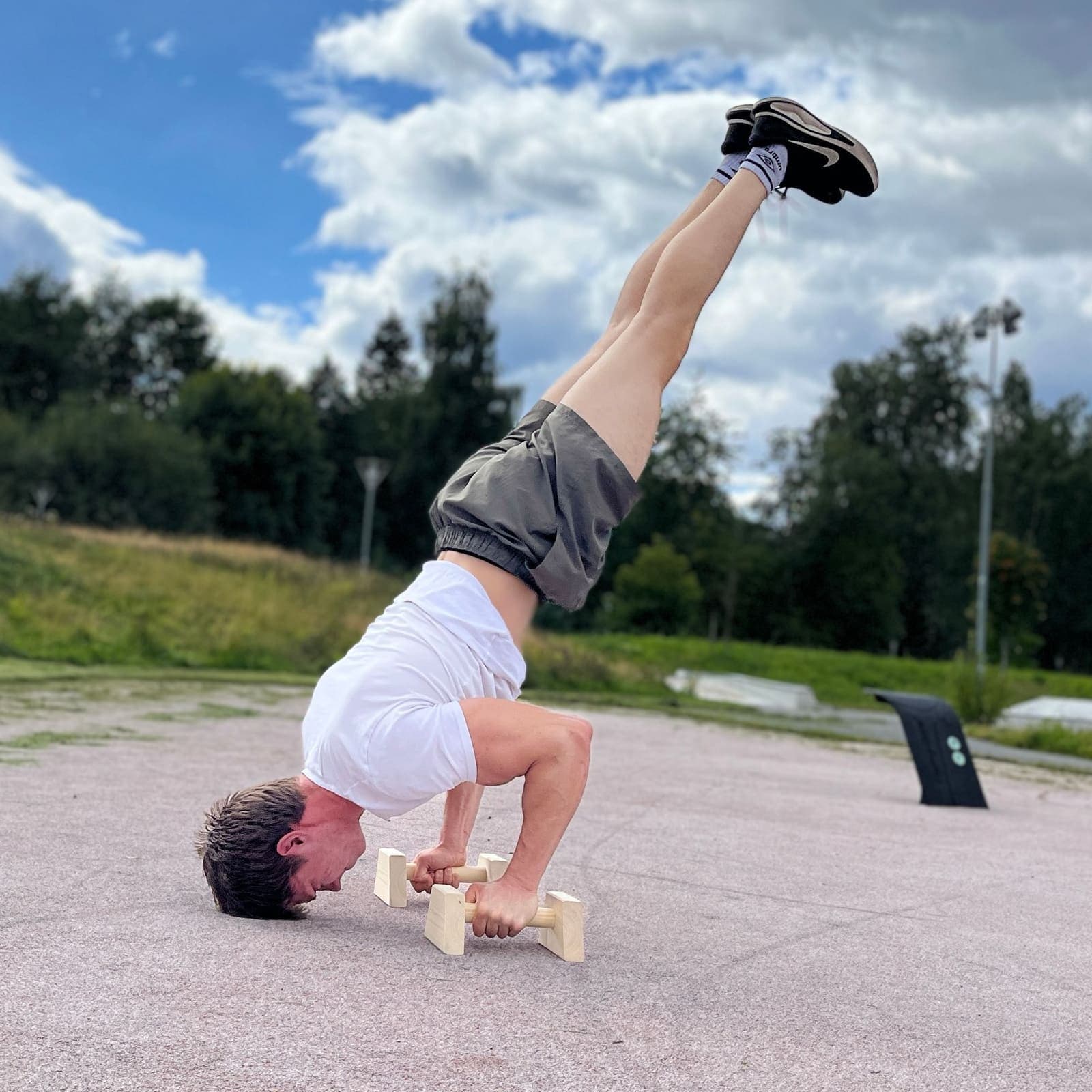 Handstand push-up på parallettes av tre