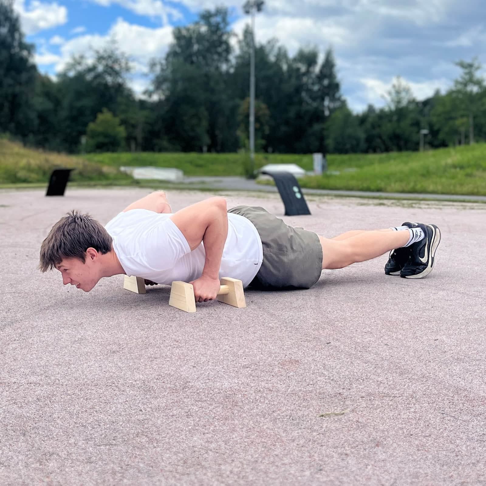 Dyp push-up på parallettes av tre